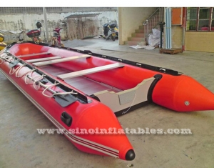 Barco zodiacal inflable para 12 personas.