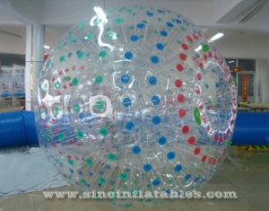 rollo de persona interior dentro de bola zorb inflable