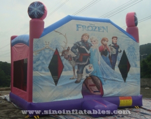 niños comerciales congelados saltando castillo con tobogán