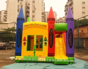 casa de rebote inflable de crayón para niños