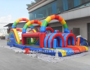 Carrera de obstáculos inflable arcoiris para niños.