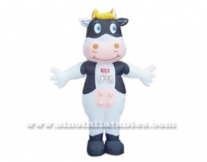 traje de vaca inflable publicidad linda al aire libre