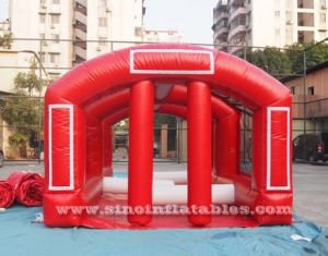 Carrera de obstáculos inflable de fútbol con tienda.