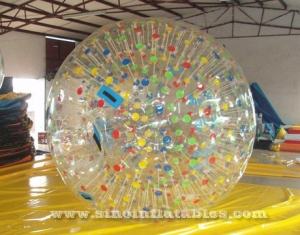 Bola gigante de zorb inflable con puntos de colores.
