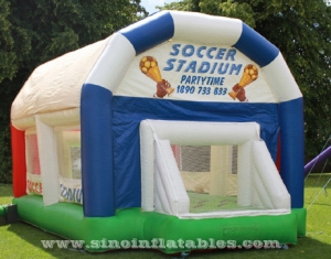 Cancha de fútbol infantil inflable con techo.