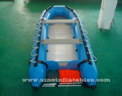 Bote inflable para 4 personas.