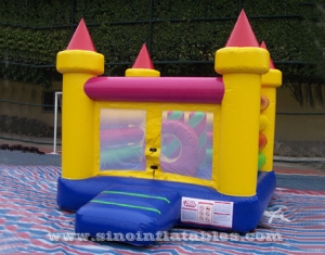 Patio inflable colorido para niños, castillo de salto inflable con pilar n en el interior.