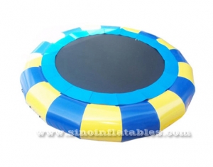 Niños y adultos trampolines inflables de agua con manantiales.