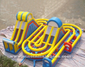 Parque infantil inflable gigante de obstáculos.