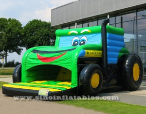 Gorila inflable tractor de carro con pequeño tobogán interior.
