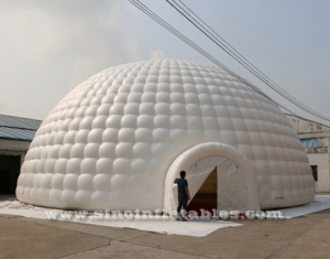 carpa de cúpula iglú inflable gigante con entradas de túnel
