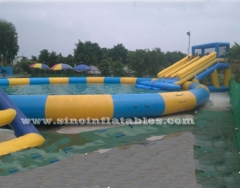 parque acuático inflable grande para niños y adultos en tierra