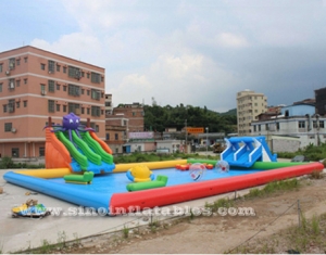 Parque acuático inflable grande para niños y adultos en tierra con una gran piscina inflable