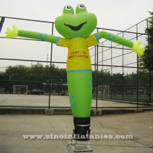 rana verde inflable hombre bailando