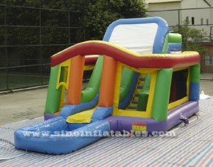 Casa inflable para niños con tobogán n piscina.