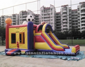 Casa inflable de fútbol infantil con tobogán.
