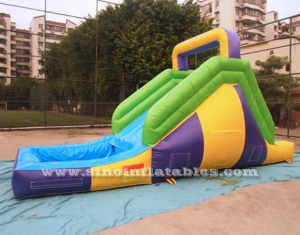 Tobogán inflable para niños pequeños con piscina.