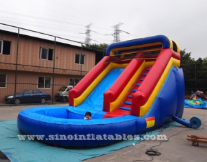 tobogán acuático inflable para niños en el patio trasero con piscina