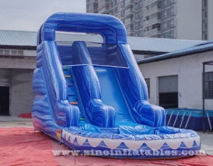 Tobogán de agua inflable para niños con olas altas del océano con piscina
