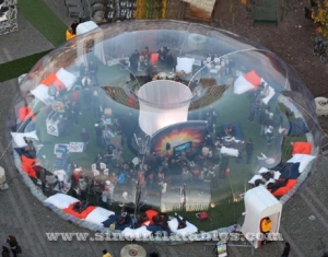 enorme carpa inflable transparente con cúpula de burbujas