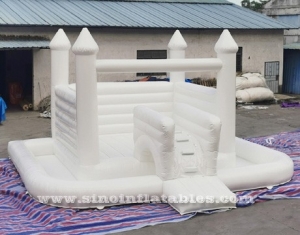 niños divertidos boda todo castillo hinchable blanco con tobogán y piscina de bolas